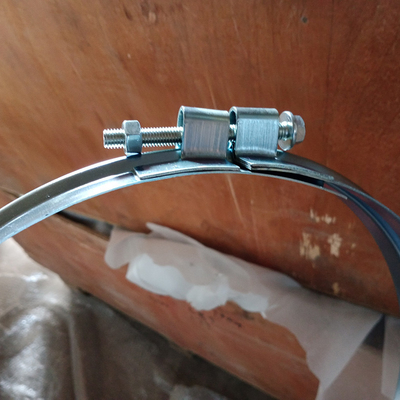 Grampos de banda Turbo V ajustáveis Conexão de tubos de flange Grampos de tubos largos Espessura de 1,0 mm